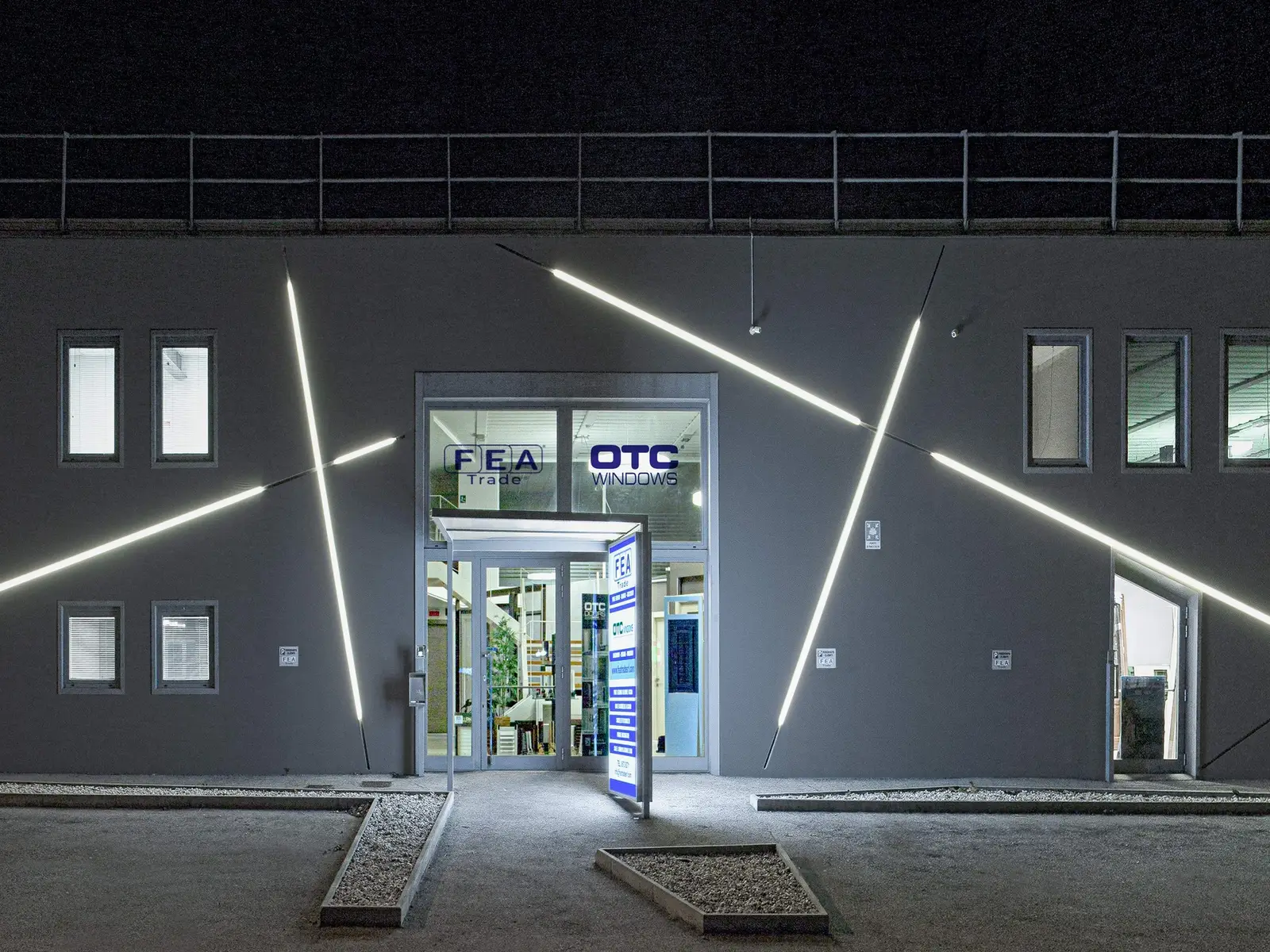 L'ingresso dello showroom Fea Trade in Via Angiola Borgioli 103 a Pistoia, illuminato la sera