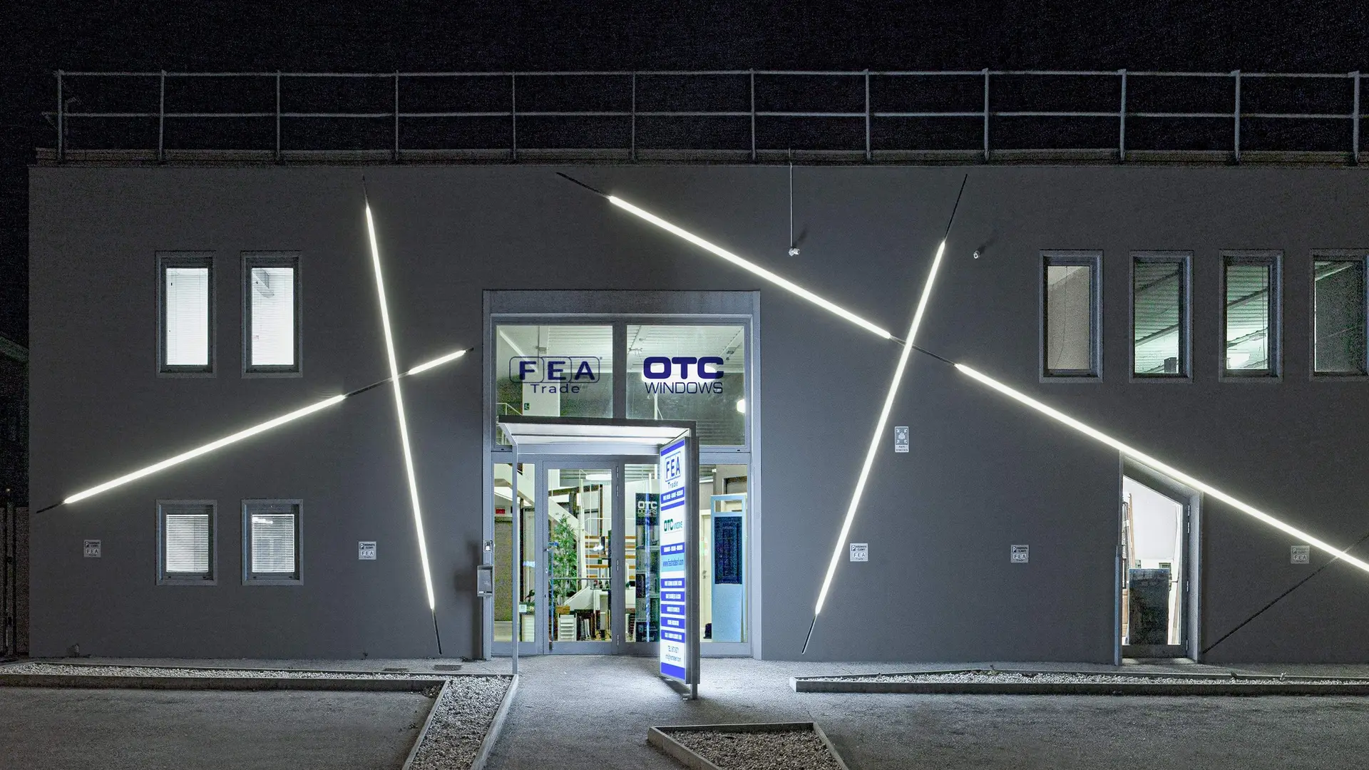 La facciata dello showroom Fea Trade in Via Angiola Borgioli a Pistoia, illuminata la sera