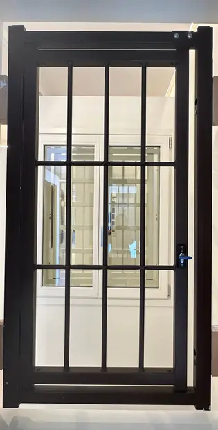 Porta-finestra con grata di sicurezza nera a maglia larga