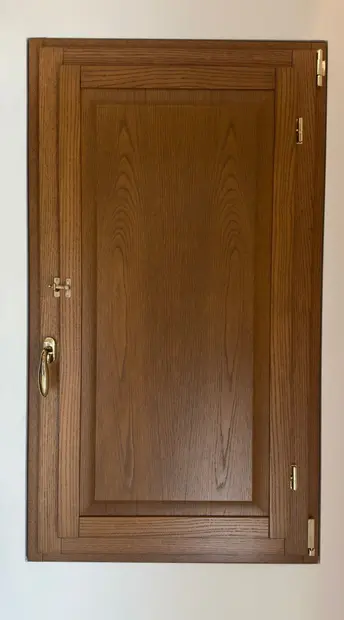 Scuretto interno in rovere lamellare colore argilla con maniglia in ottone