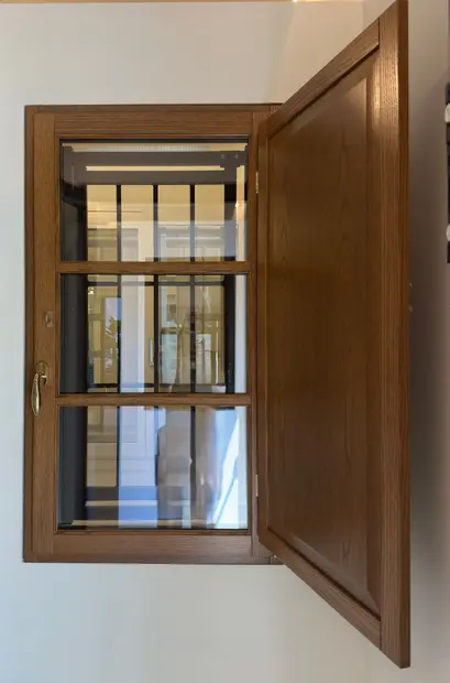 Finestra in rovere con inglesina e anta interna in legno aperta