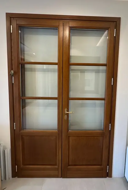 Porta interna a due ante in legno noce con vetri e inglesina
