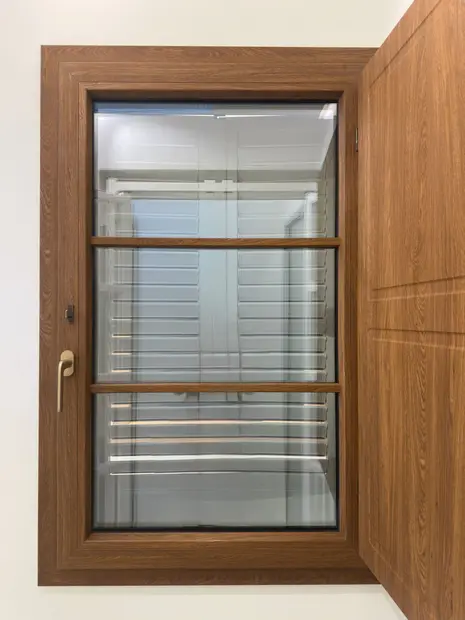 Finestra in PVC effetto legno honey oak vista dall'interno