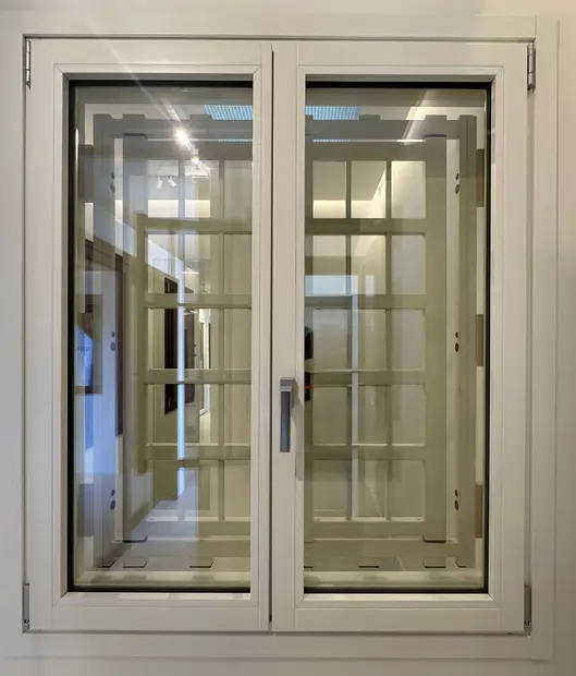 Finestra in pino lamellare laccato bianco RAL 9010 con inglesina