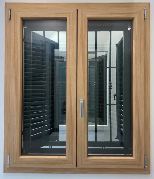 Finestra Sintesi Evo in PVC effetto rovere chiaro vista dall'interno