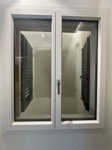 Finestra Vista Metal a due ante, PVC bianco sul lato interno