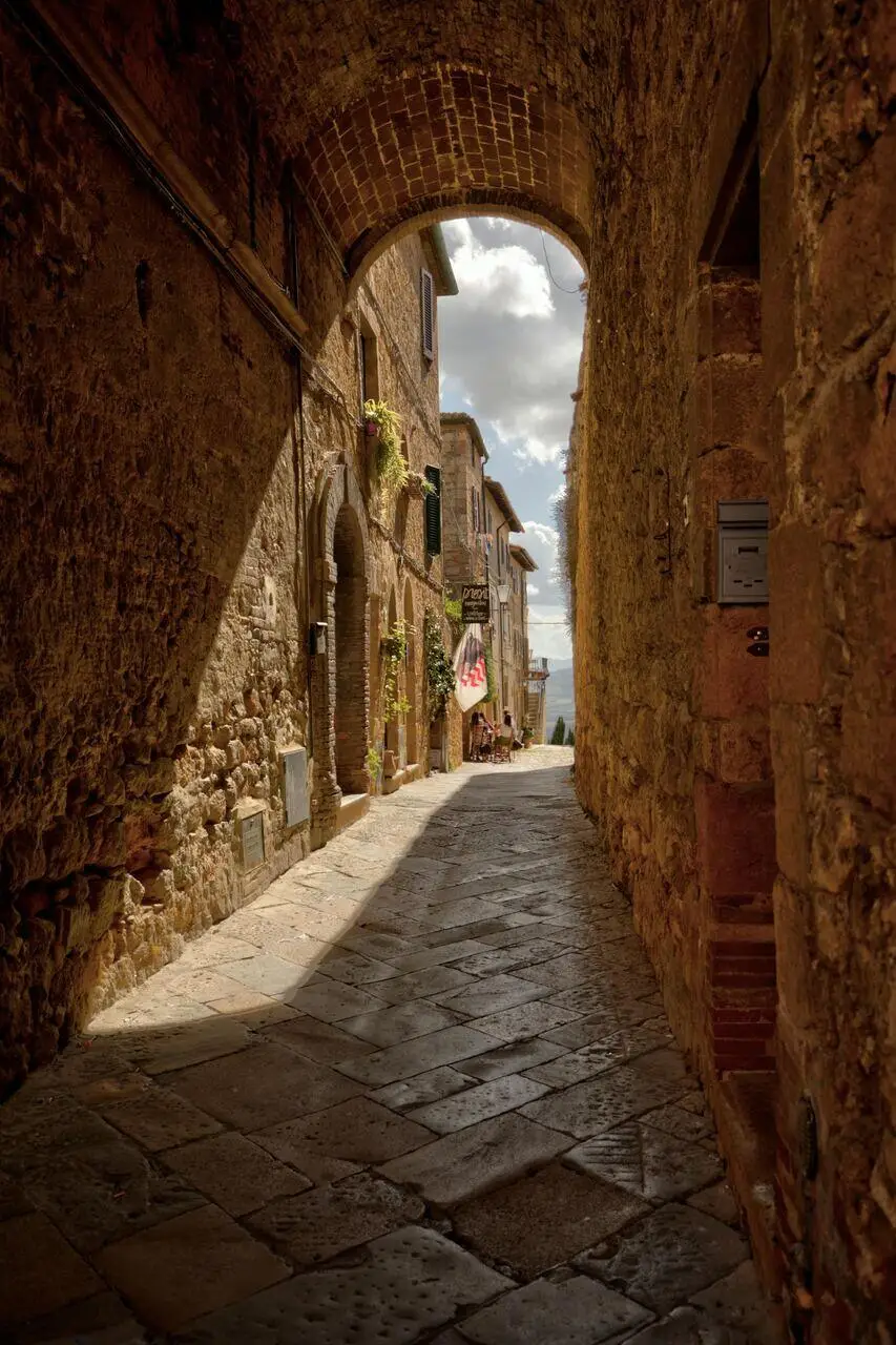 Vicolo in pietra di un borgo toscano