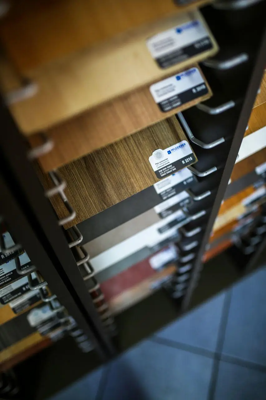 Dettaglio campioni di legno, alluminio e PVC fianco a fianco