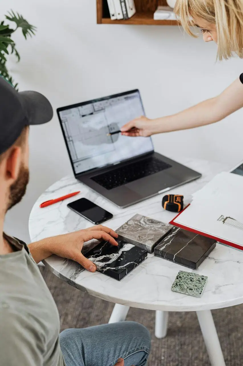 Tavolo di consulenza con campioni e preventivi